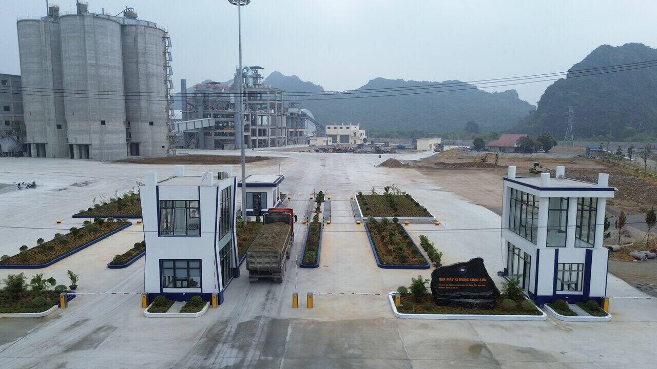 Với định hướng xây dựng một nhà máy hiện đại, một nhà máy xanh, một nhà máy số, Xi măng Xuân Sơn không chỉ đơn thuần là một sản phẩm, mà còn là minh chứng cho cam kết về chất lượng và bảo vệ môi trường của Tập đoàn Xuân Khiêm. Ảnh: Đặng Tình