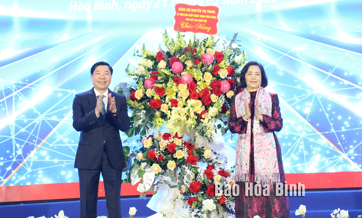 Đồng chí Nguyễn Thị Thanh, Ủy viên Ban Chấp hành Trung ương Đảng, Phó Chủ tịch Quốc hội tặng hoa chúc mừng Tập đoàn Xuân Khiêm.
